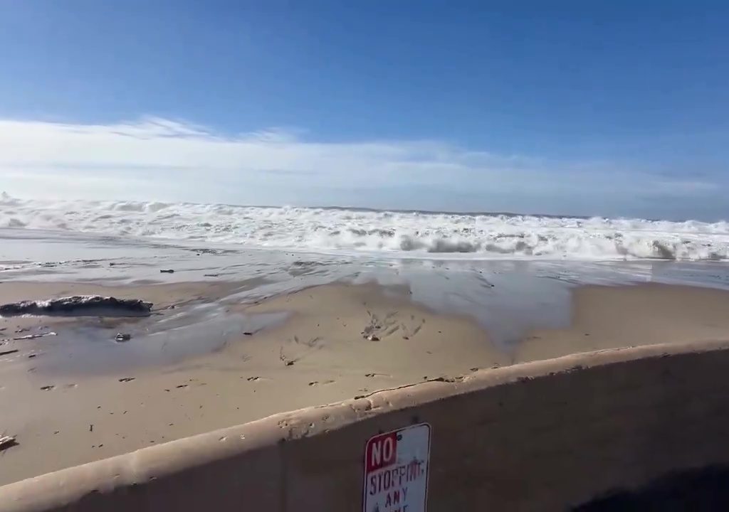 Micro tsunami investono la California: ordinata l'evacuazione della costa