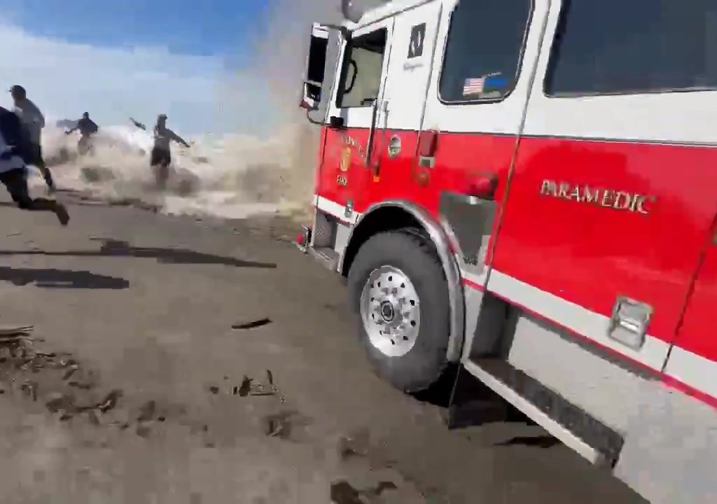 Micro tsunami investono la California: ordinata l'evacuazione della costa