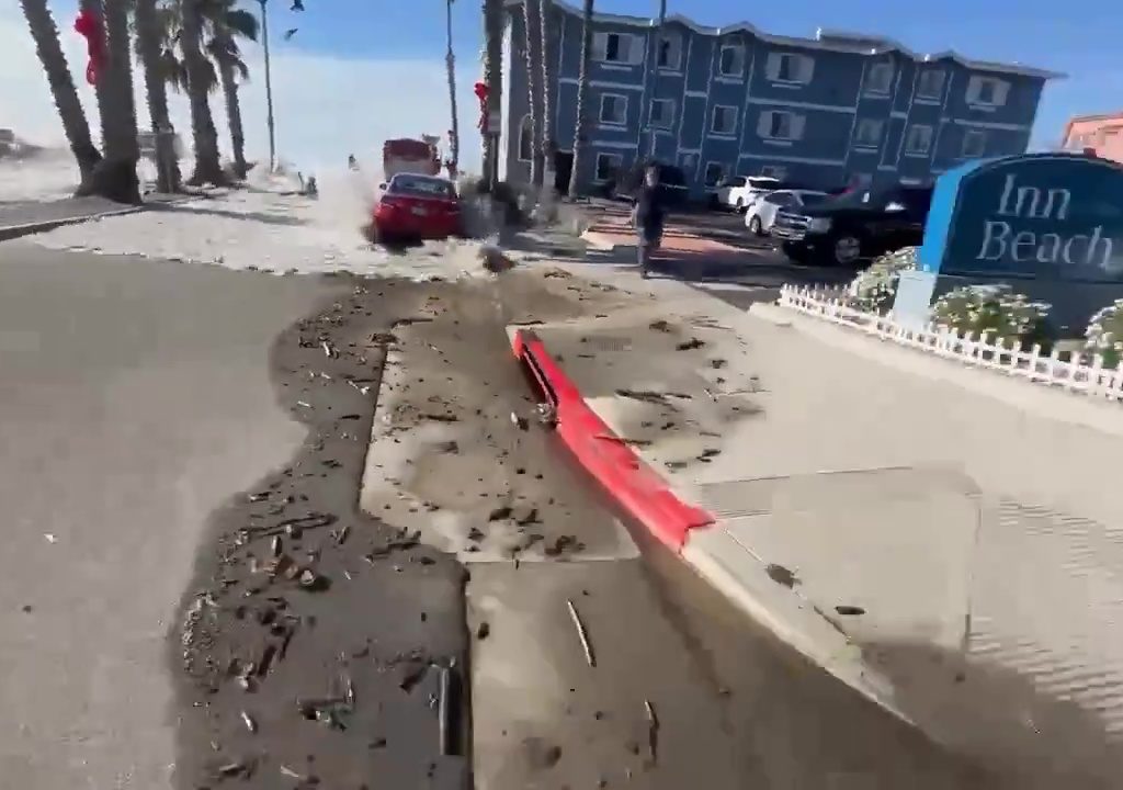 Micro tsunami investono la California: ordinata l'evacuazione della costa