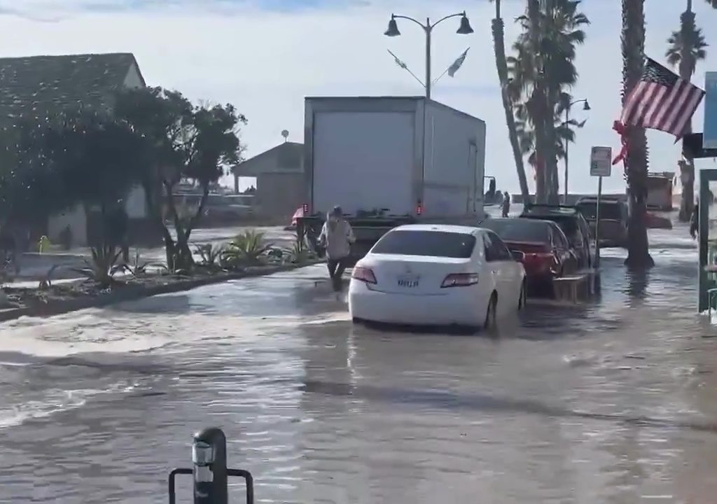 Micro tsunami investono la California: ordinata l'evacuazione della costa