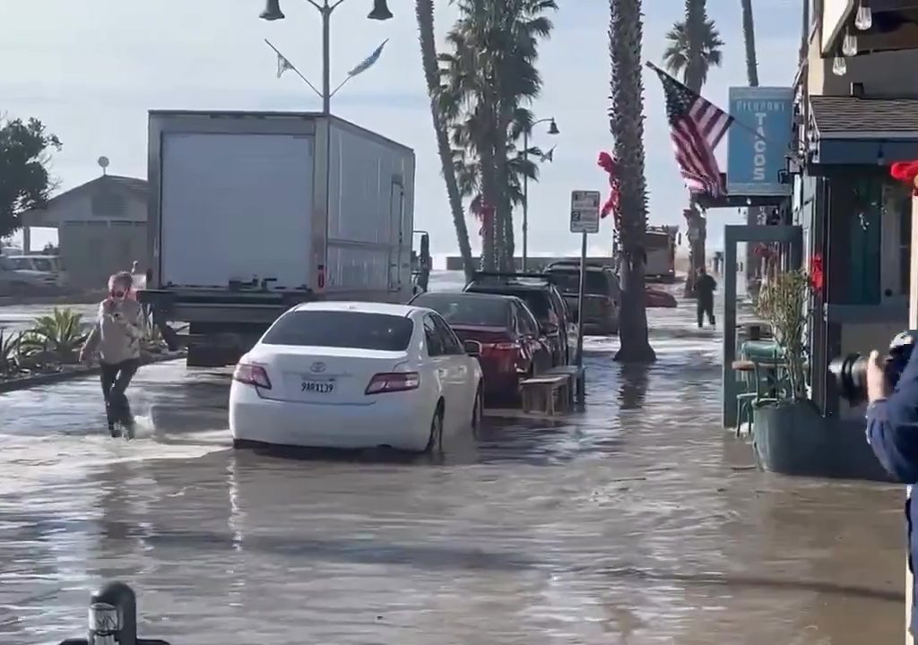 Micro tsunami investono la California: ordinata l'evacuazione della costa