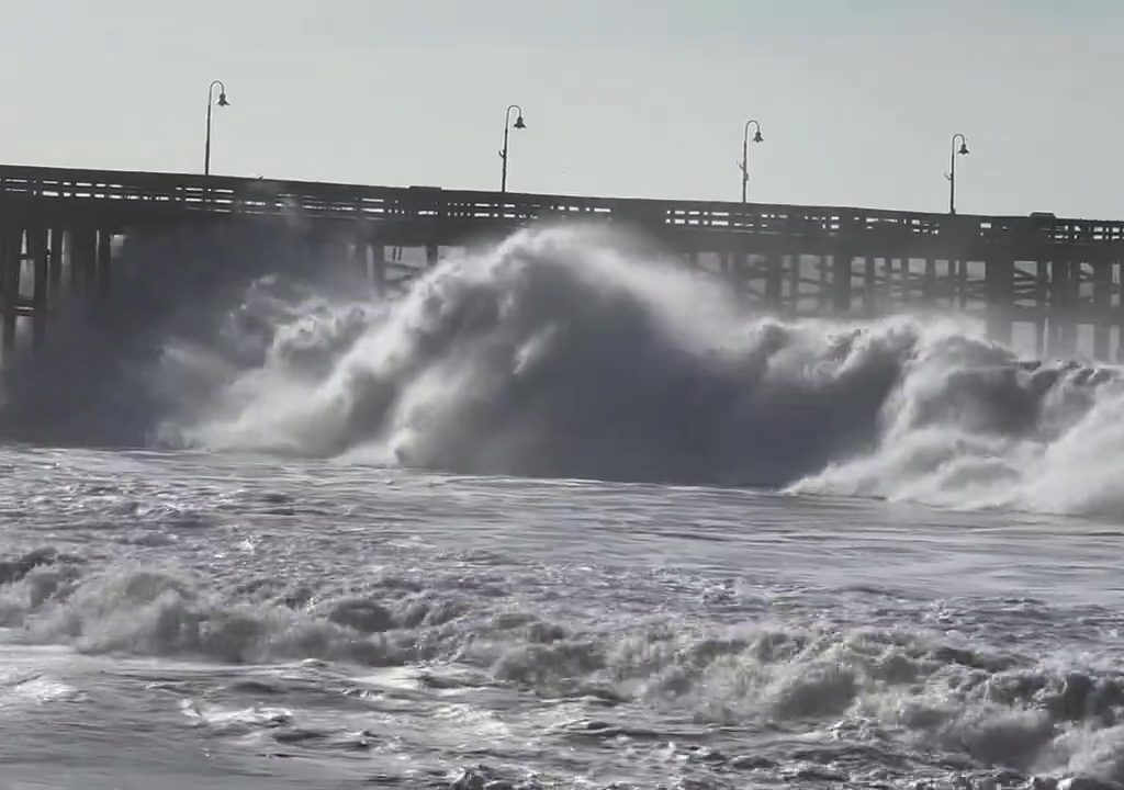 Micro tsunami investono la California: ordinata l'evacuazione della costa