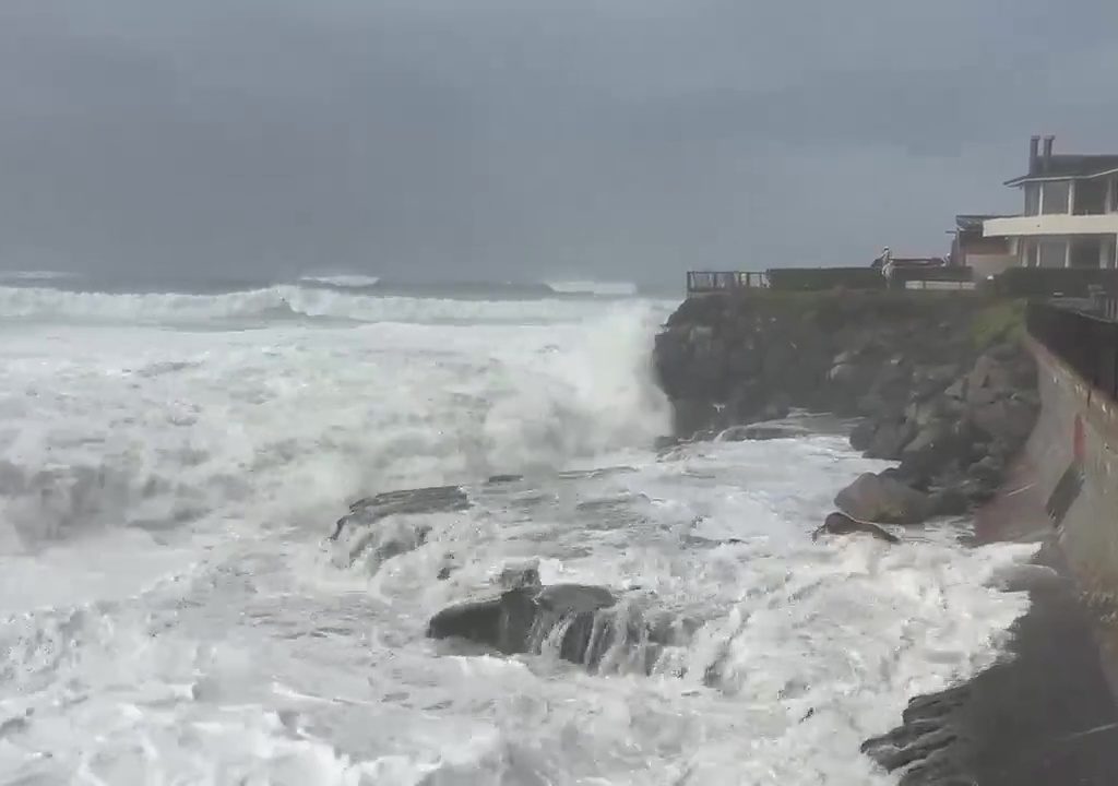 Micro tsunami investono la California: ordinata l'evacuazione della costa