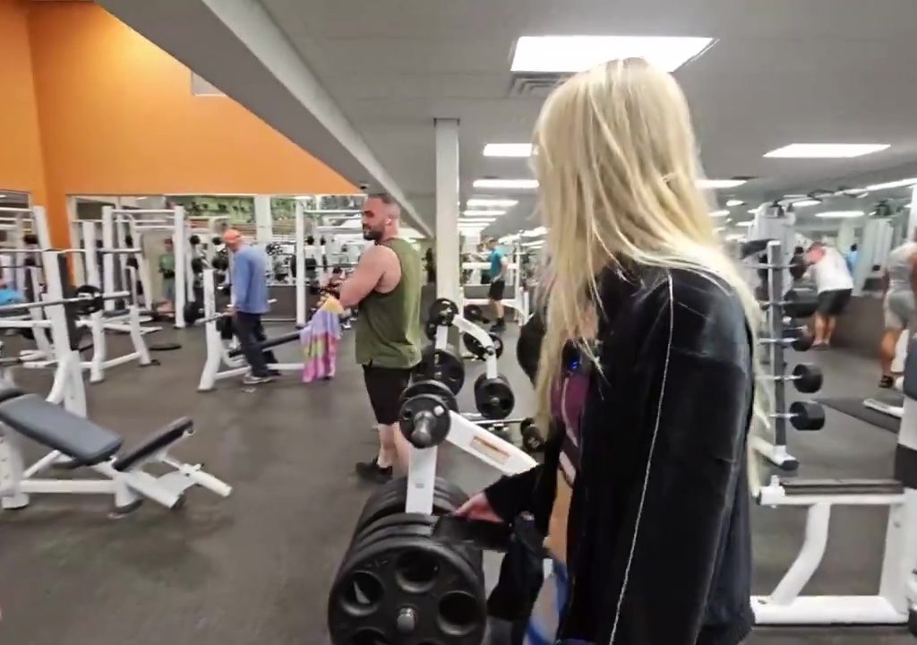 Influencerin demonstriert Machismo im Fitnessstudio: Beschimpft wegen Kleidung