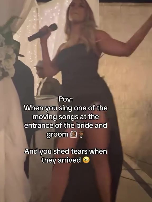 La chanteuse de mariage attaquée sur les réseaux sociaux à cause de sa robe : "Tu ressembles à une strip-teaseuse"