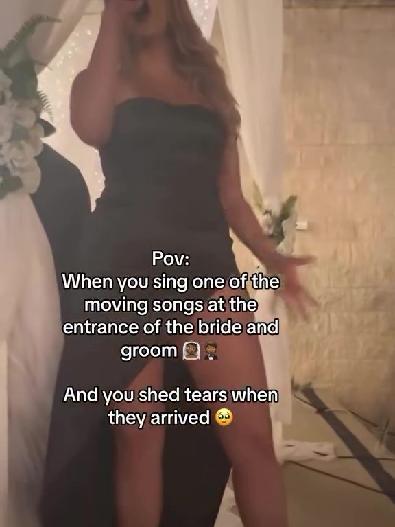 La chanteuse de mariage attaquée sur les réseaux sociaux à cause de sa robe : "Tu ressembles à une strip-teaseuse"