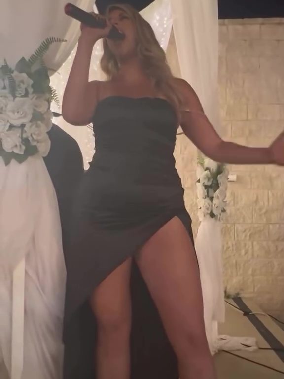 La chanteuse de mariage attaquée sur les réseaux sociaux à cause de sa robe : "Tu ressembles à une strip-teaseuse"