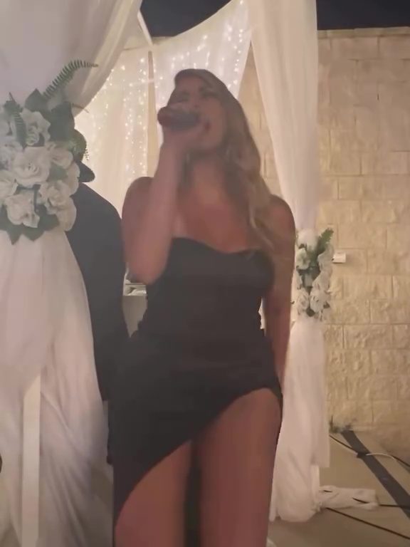 La chanteuse de mariage attaquée sur les réseaux sociaux à cause de sa robe : "Tu ressembles à une strip-teaseuse"