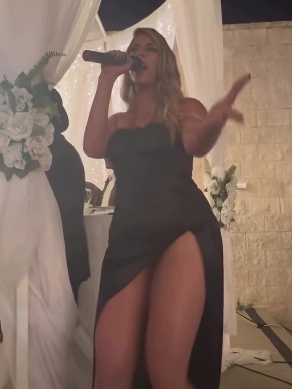 La chanteuse de mariage attaquée sur les réseaux sociaux à cause de sa robe : "Tu ressembles à une strip-teaseuse"