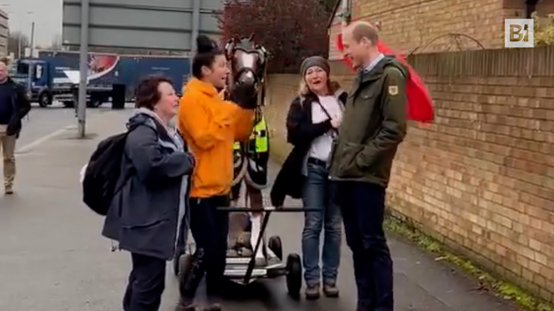 De repente aparece el príncipe Guillermo: la mujer permanece…