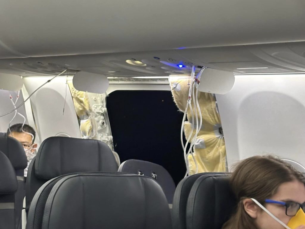 Avión sin puerta, joven de 15 años succionado se queda sin camiseta y luego se toma un selfie