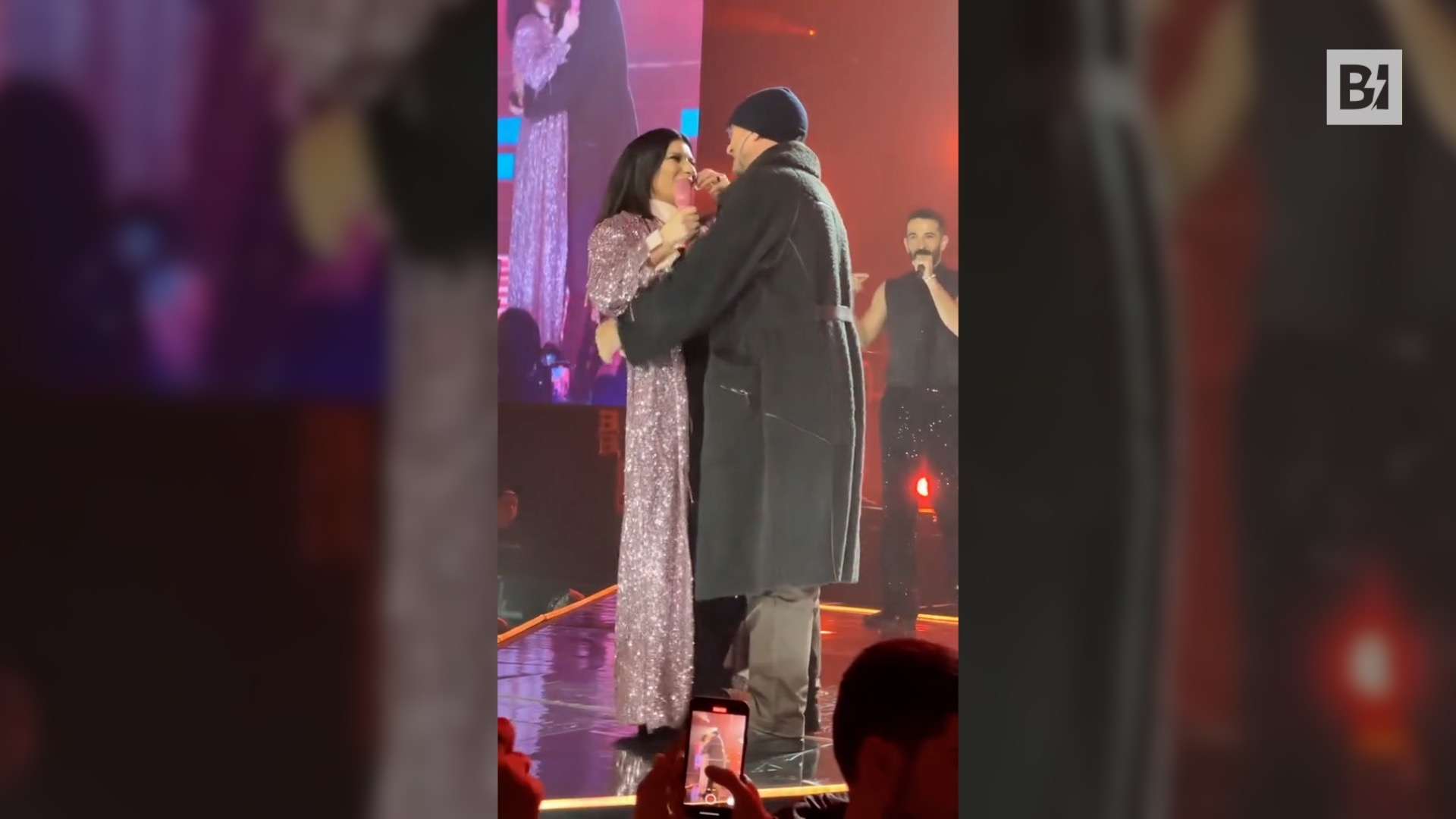 Sorpresa al concerto di Laura Pausini: sul palco…