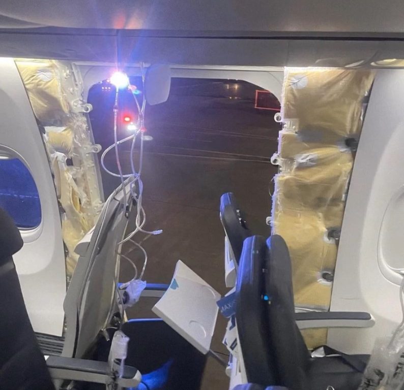 Se estrella de un vuelo de Alaska Airlines sin puerta y se salva: fotos del "milagro"