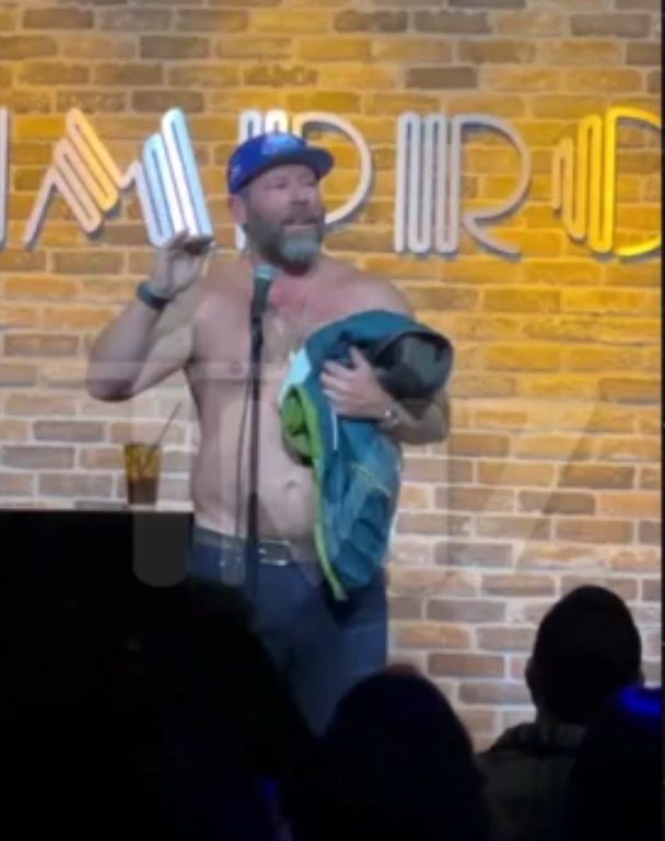 La comica Natasha Leggero poppe al vento durante lo show