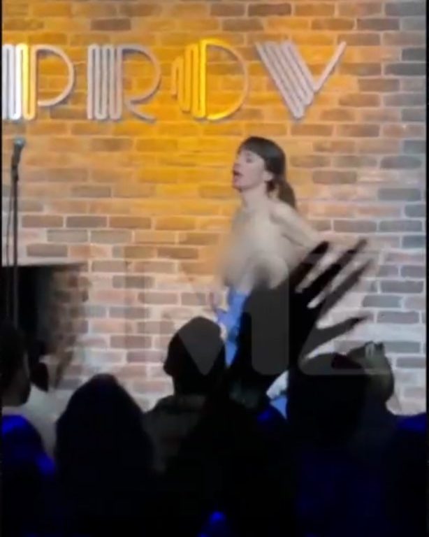 La comica Natasha Leggero poppe al vento durante lo show