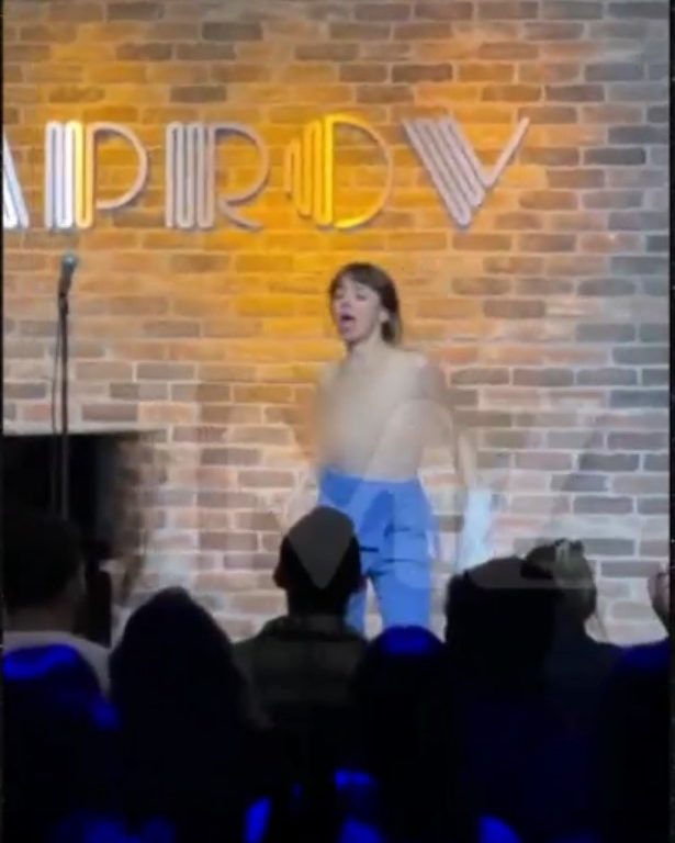 La comédienne Natasha Leggero s'incline devant le vent pendant le spectacle