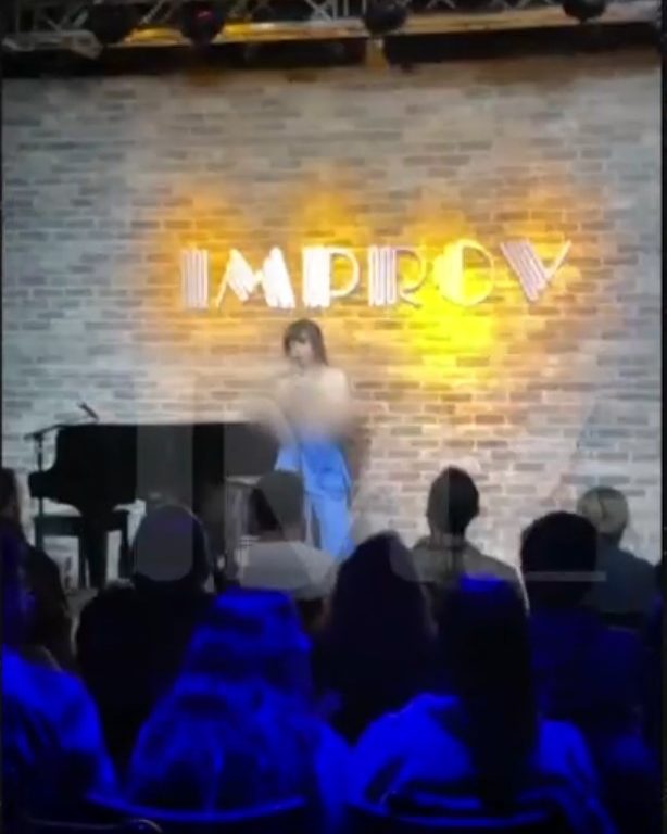 La comédienne Natasha Leggero s'incline devant le vent pendant le spectacle