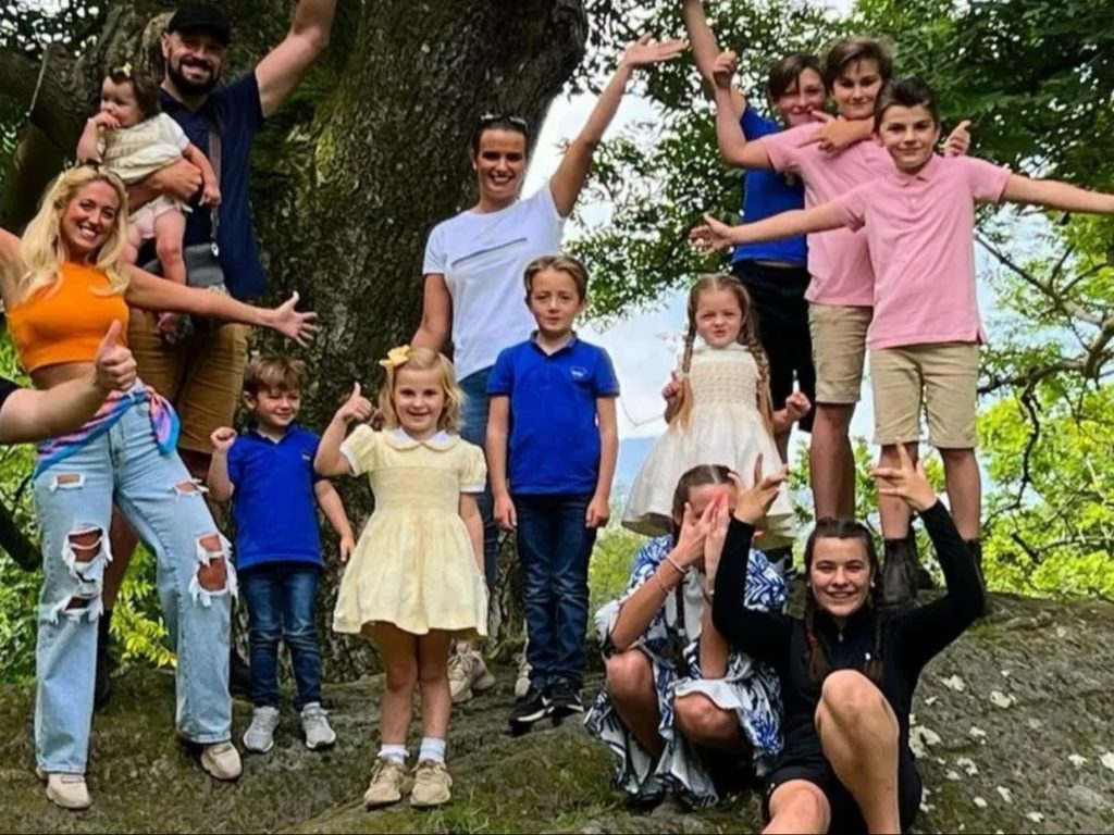 Adolescenti nelle foto con la mano in faccia: ecco la spiegazione del trend