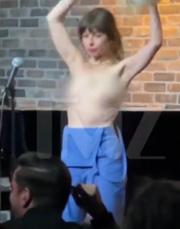 La comédienne Natasha Leggero s'incline devant le vent pendant le spectacle