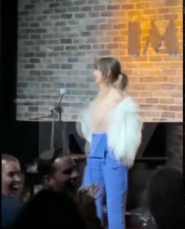 La comediante Natasha Leggero se mueve al viento durante el espectáculo.