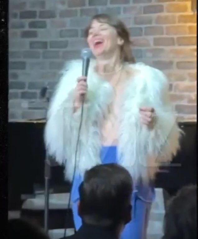 La comediante Natasha Leggero se mueve al viento durante el espectáculo.