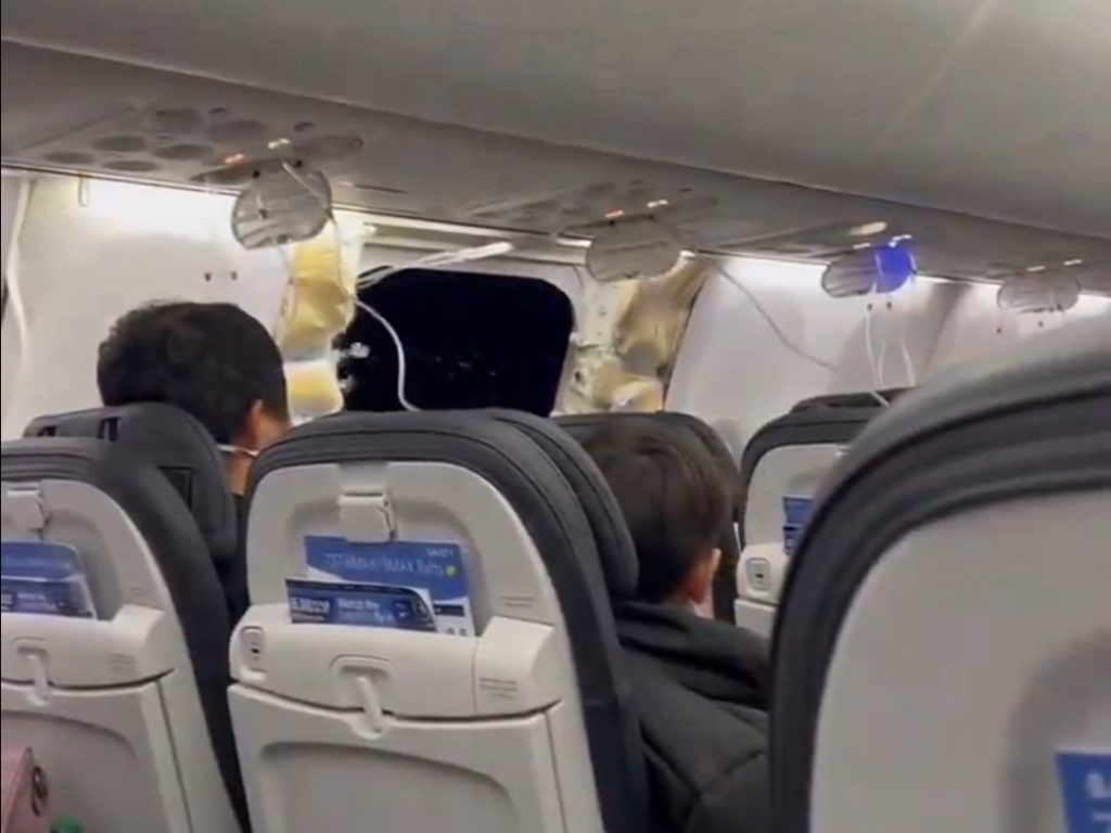 Se estrella de un vuelo de Alaska Airlines sin puerta y se salva: fotos del "milagro"