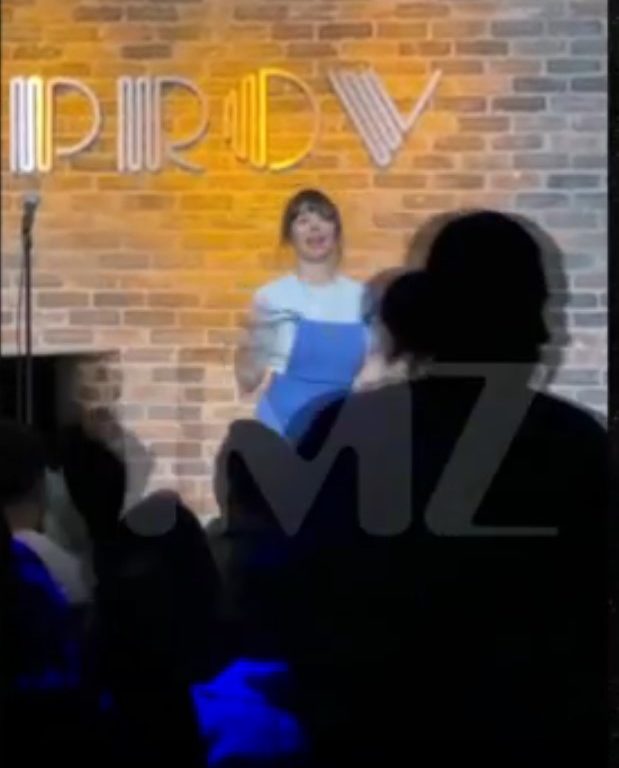 La comica Natasha Leggero poppe al vento durante lo show