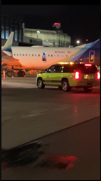 Se estrella de un vuelo de Alaska Airlines sin puerta y se salva: fotos del "milagro"