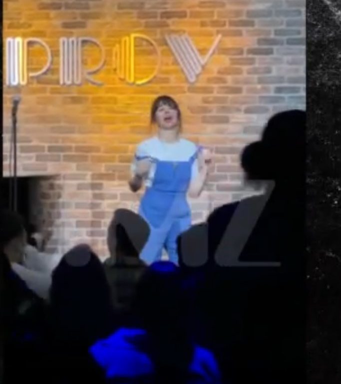 La comica Natasha Leggero poppe al vento durante lo show