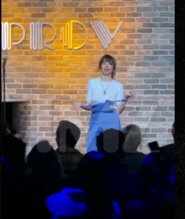 La comédienne Natasha Leggero s'incline devant le vent pendant le spectacle