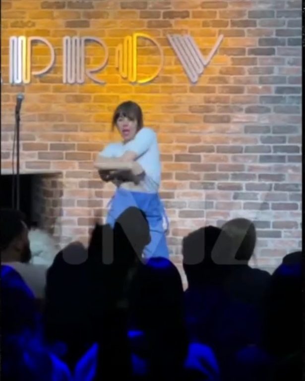 La comica Natasha Leggero poppe al vento durante lo show