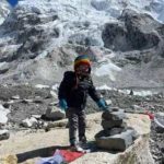 Bimbo di 2 anni scala l'Everest: è il più giovane della storia