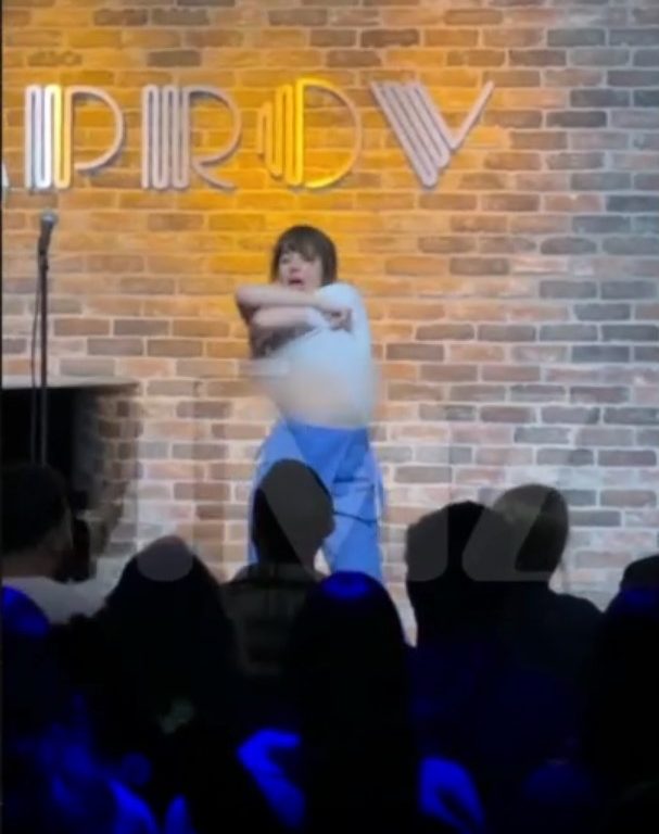 La comica Natasha Leggero poppe al vento durante lo show