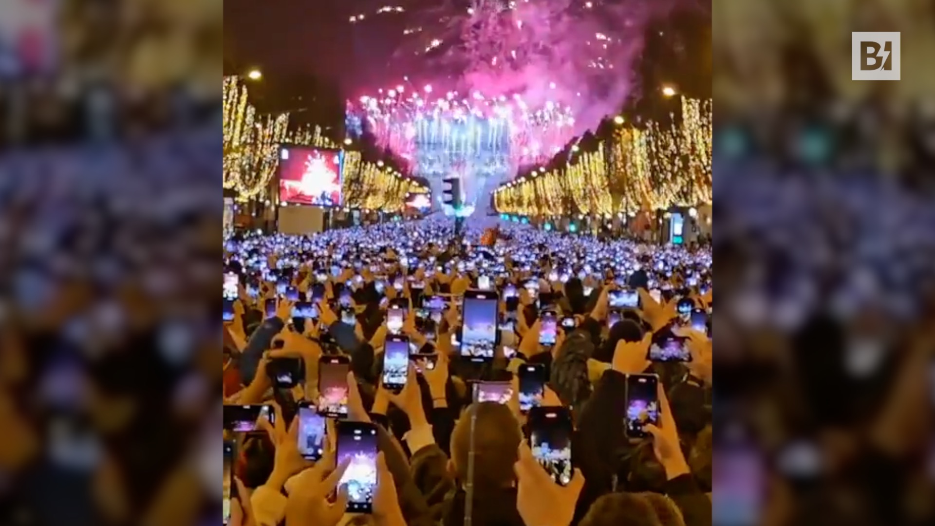 Una distesa di smartphone: il video virale del…