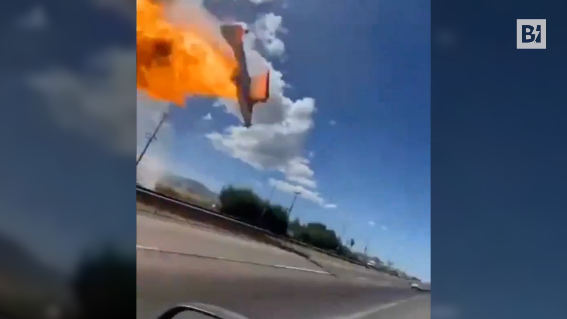 Aereo trancia i cavi elettrici e prende fuoco,…