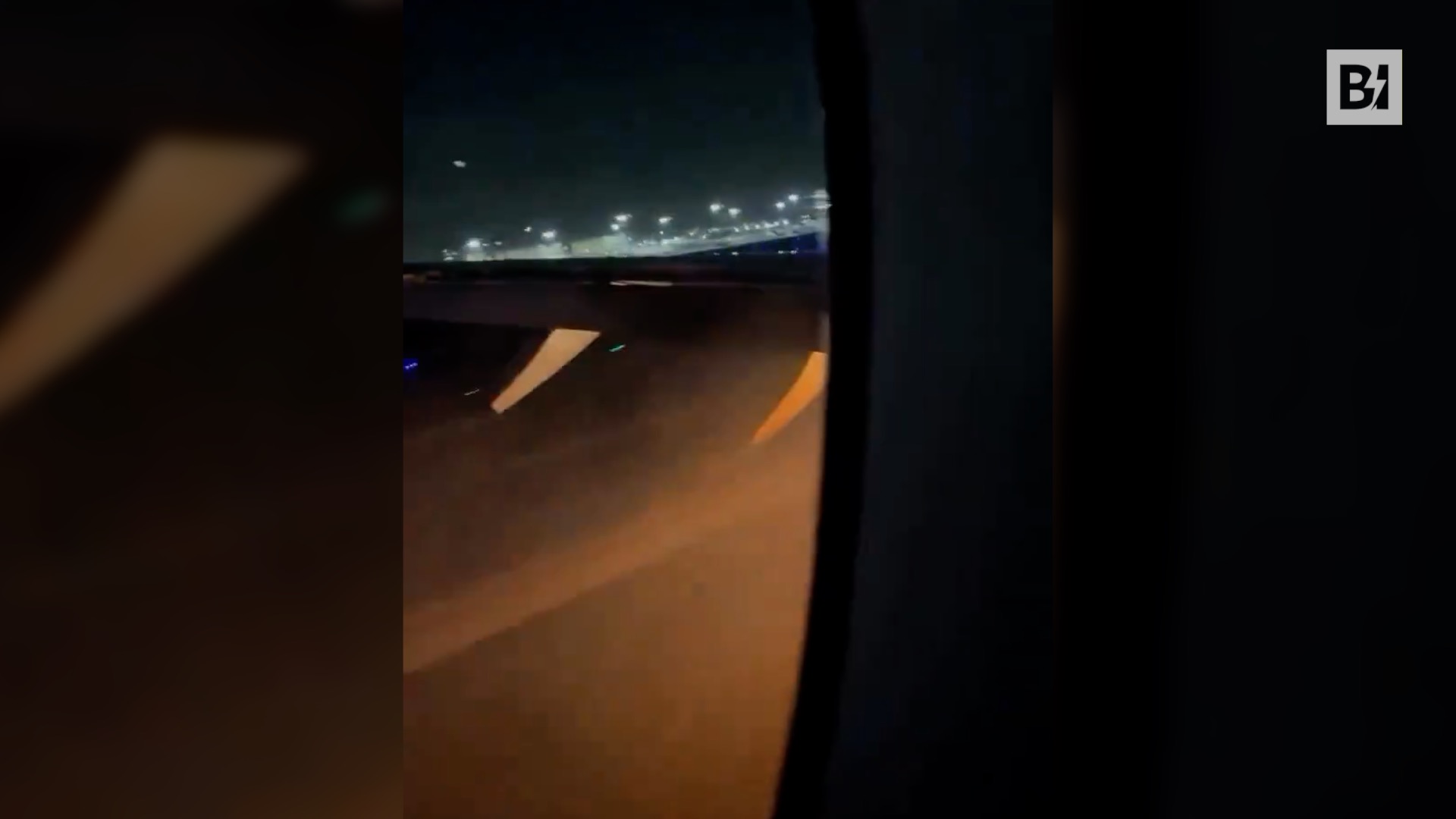 Aereo a fuoco: il video di un passeggero…