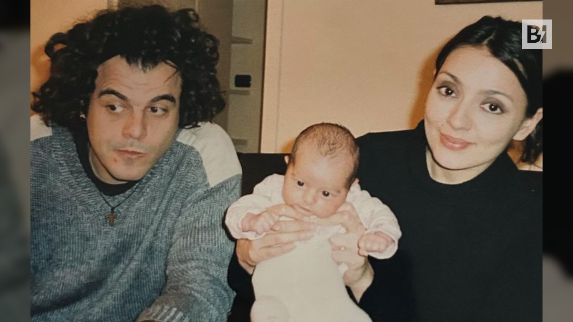 Vecchia foto di famiglia con Ambra e Renga:…