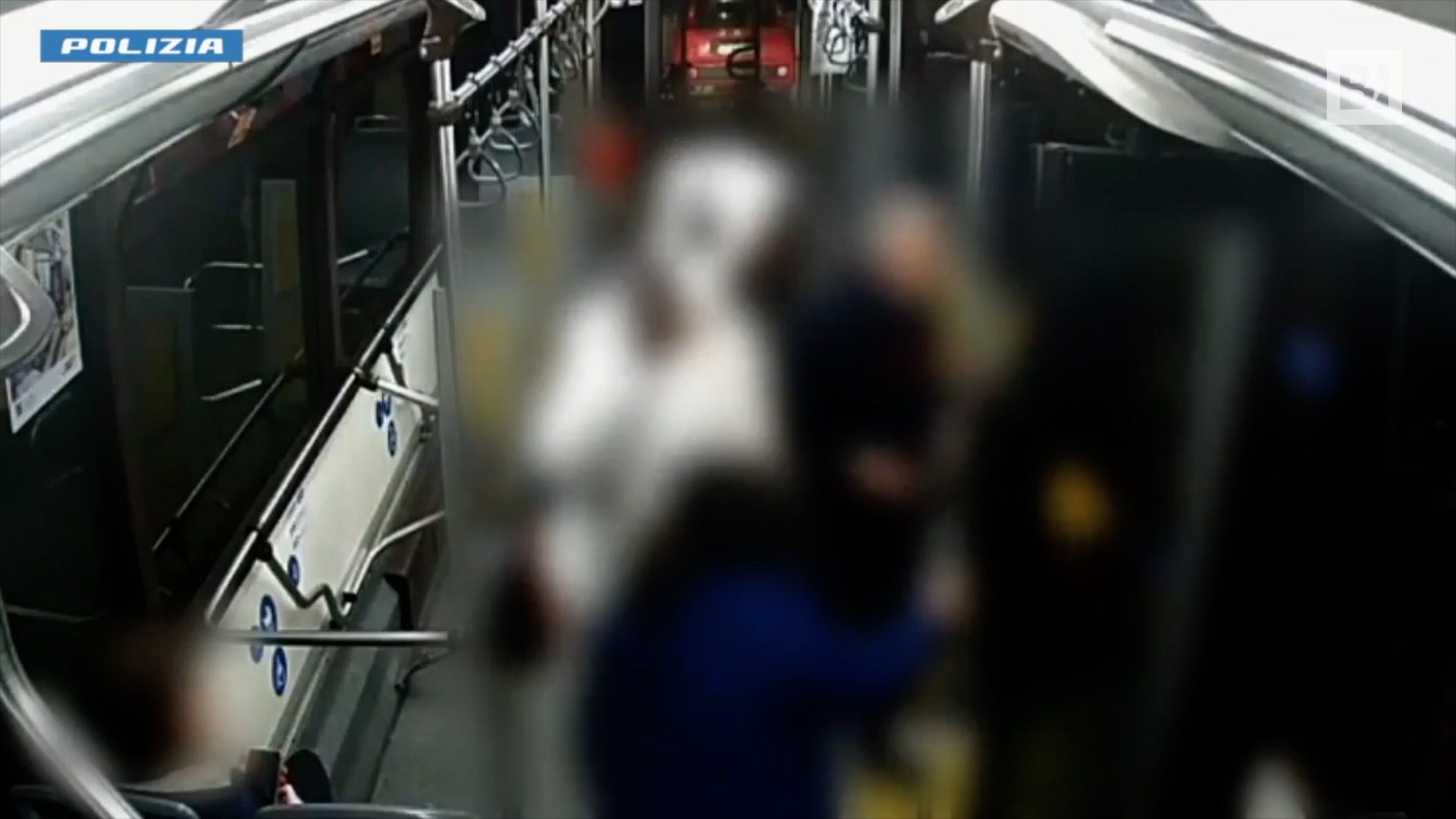 Donna accoltellata sul bus a Milano, un passeggero…