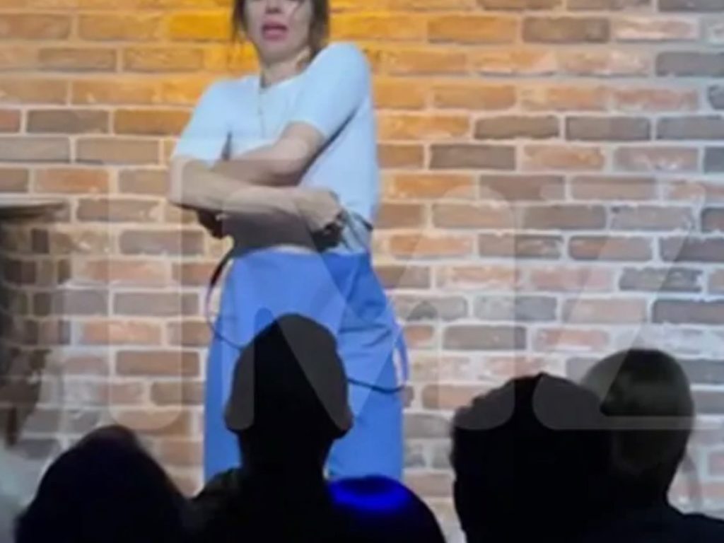 Komikerin Natasha Leggero bockt während der Show im Wind