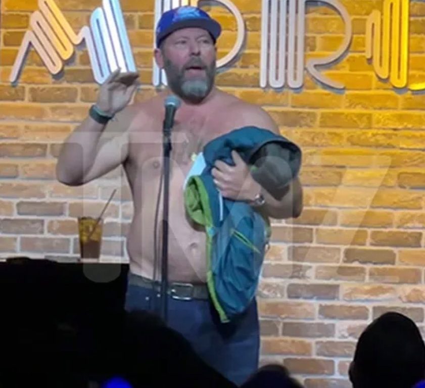 La comica Natasha Leggero poppe al vento durante lo show