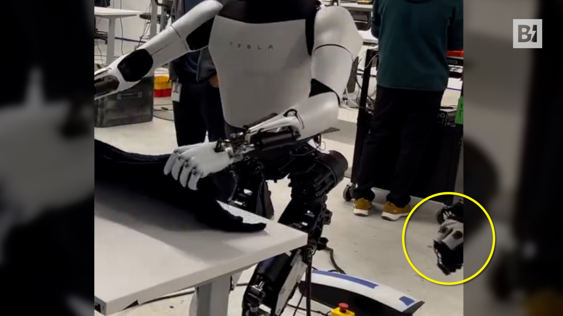 Il robot di Musk riesce a piegare le…