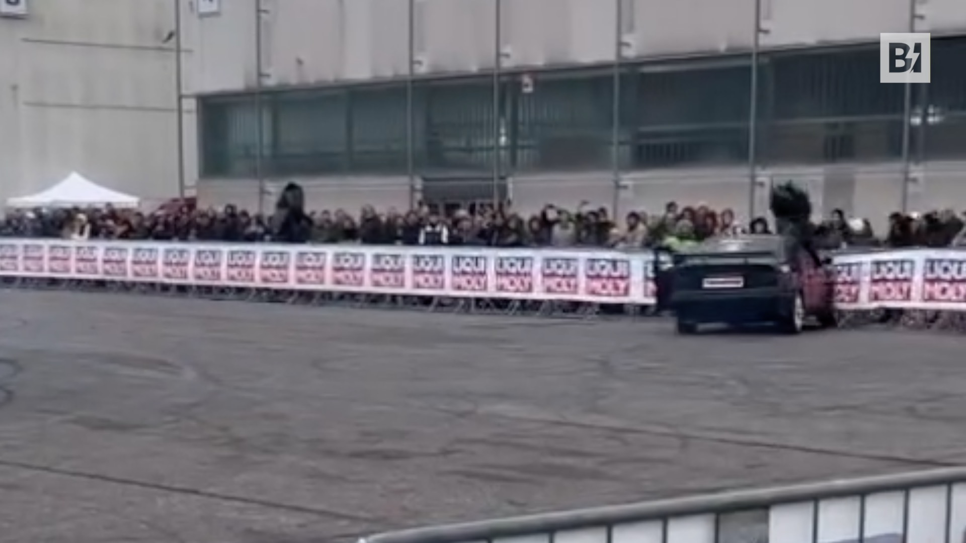 Auto choca a espectadores durante espectáculo: heridos…