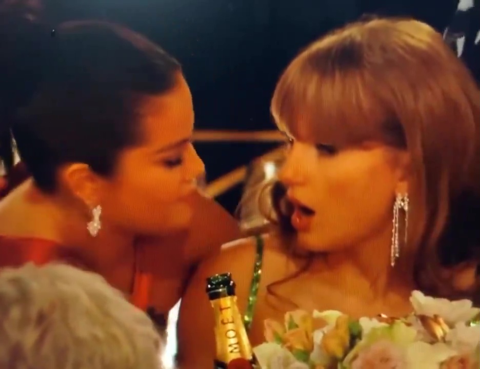 Selena Gomez revela lo que le soltó al oído a Taylor Swift en los Globos