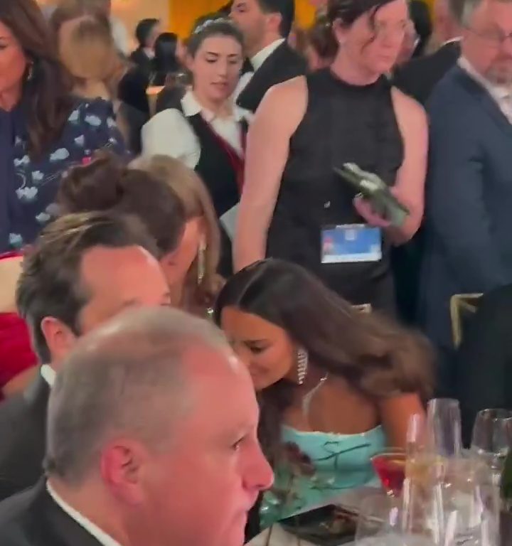 Selena Gomez verrät, was sie Taylor Swift bei den Globes ins Ohr geplatzt hat