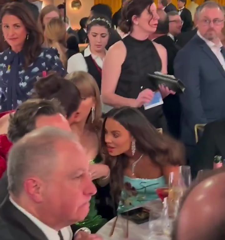 Selena Gomez verrät, was sie Taylor Swift bei den Globes ins Ohr geplatzt hat