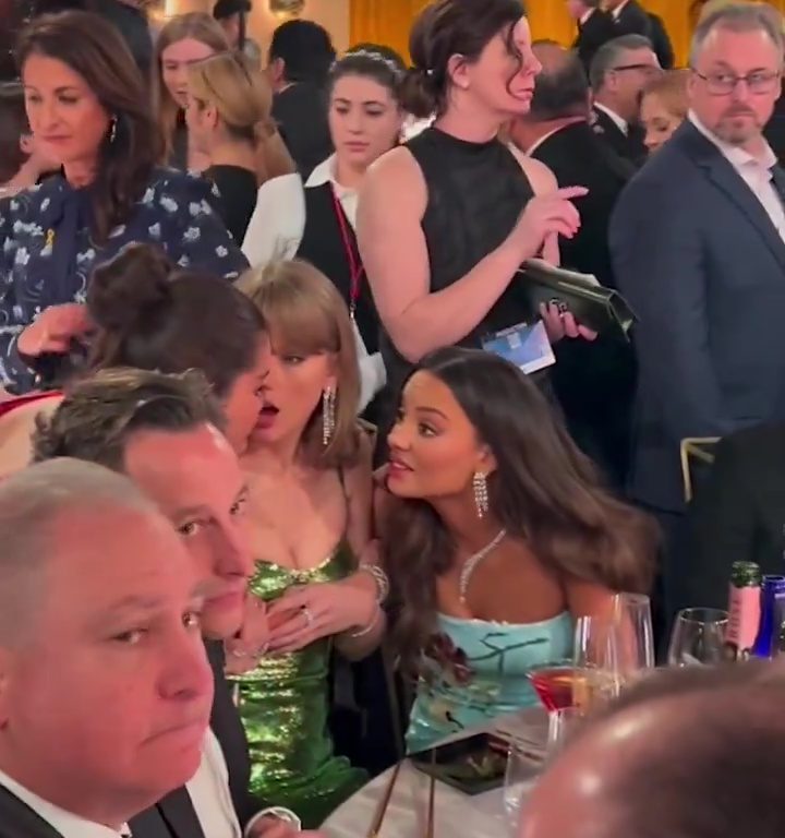 Selena Gomez verrät, was sie Taylor Swift bei den Globes ins Ohr geplatzt hat