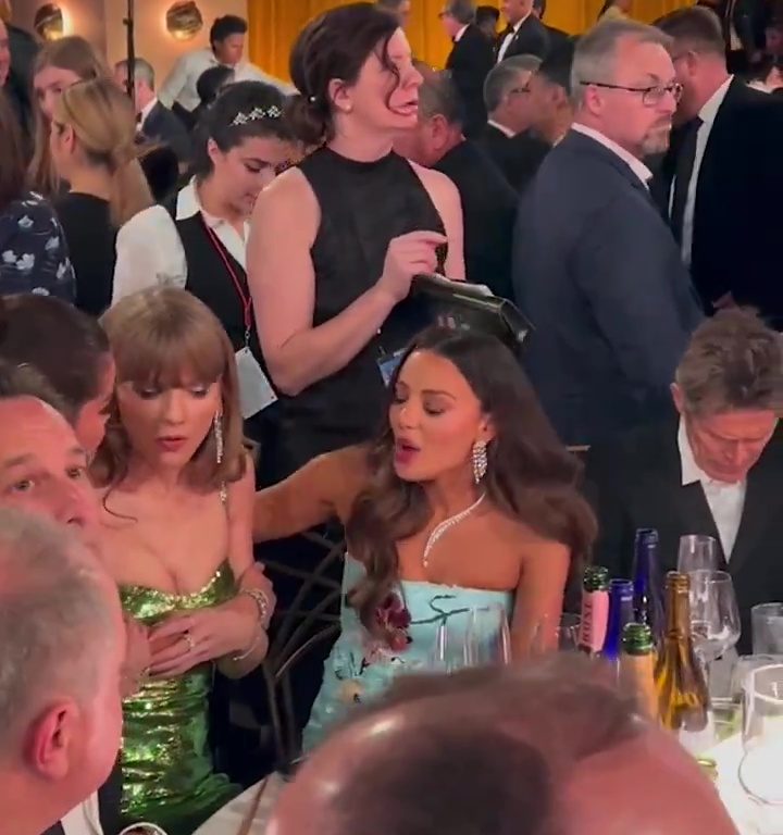 Selena Gomez verrät, was sie Taylor Swift bei den Globes ins Ohr geplatzt hat