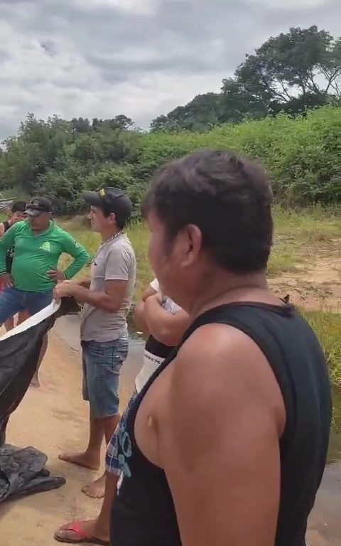 Der Seemann fällt in den Fluss und wird von Piranhas bei lebendigem Leibe beraubt. Er findet das Skelett noch mit Kleidung