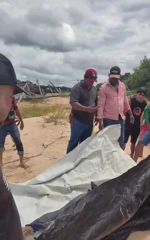 Der Seemann fällt in den Fluss und wird von Piranhas bei lebendigem Leibe beraubt. Er findet das Skelett noch mit Kleidung