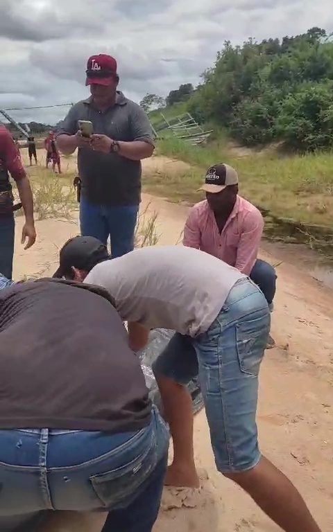 Der Seemann fällt in den Fluss und wird von Piranhas bei lebendigem Leibe beraubt. Er findet das Skelett noch mit Kleidung